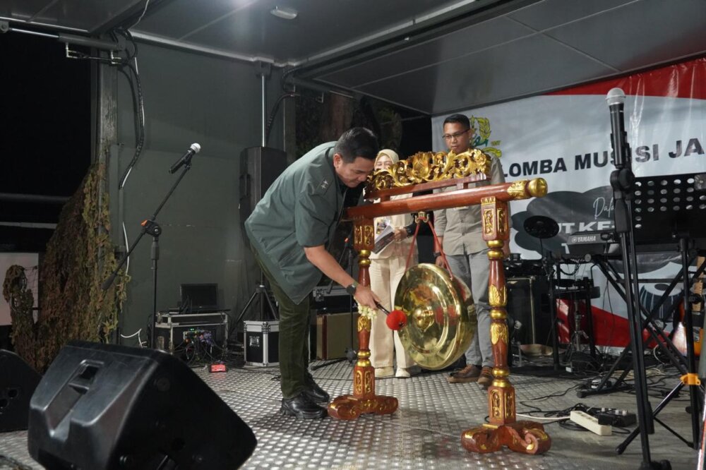 Gubernur Akademi Militer, Mayor Jenderal TNI Rano Tilaar, saat membuka Lomba Musisi Jalanan. (Foto. Dok. Penhumas Akmil)